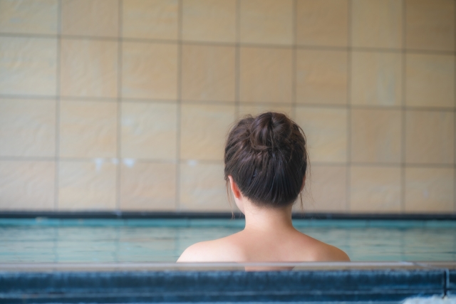 入浴する女性の後ろ姿