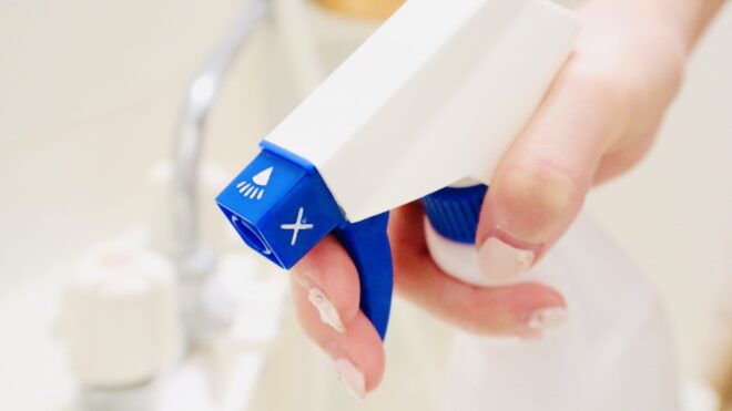 掃除スプレーを吹きかけるイメージ