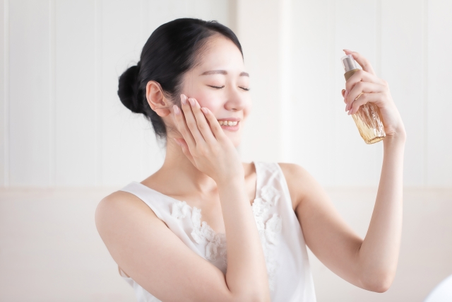 ミストスプレーをする女性