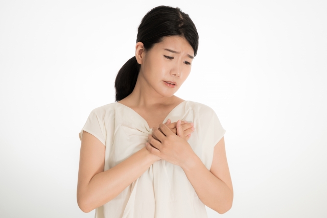 心臓を抑える女性