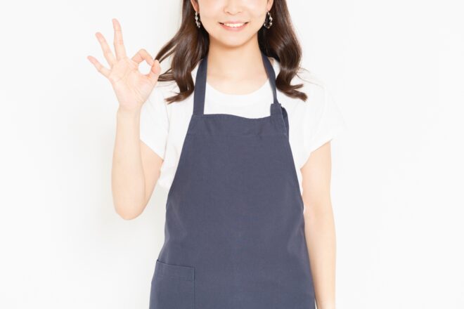 OKマークを出す女性