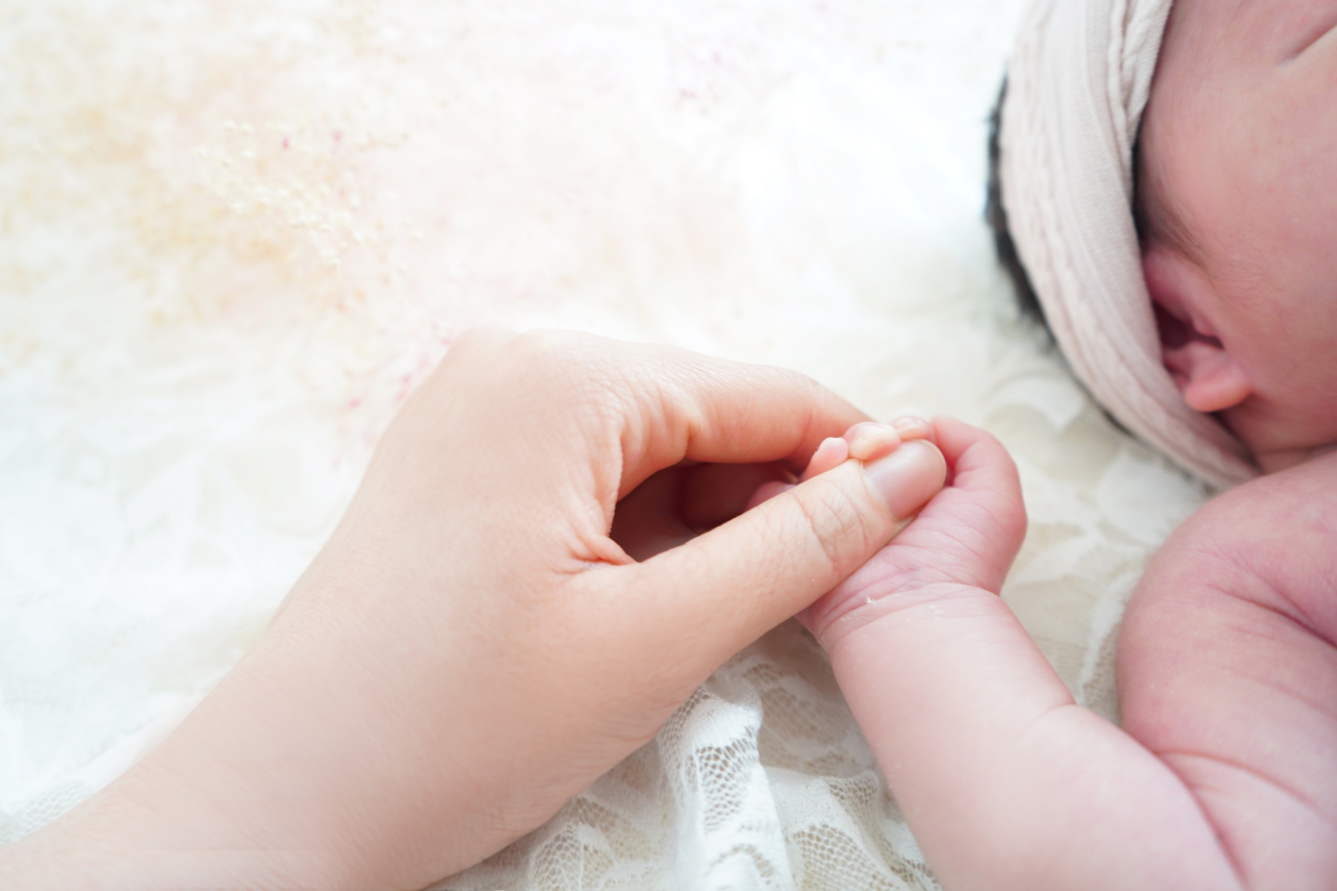 赤ちゃんと母親の手