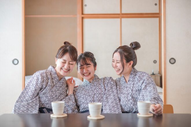 浴衣ではしゃぐ女性たち