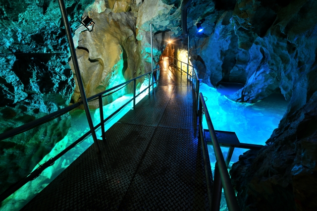 稲積水中鍾乳洞