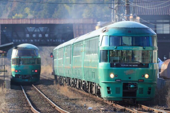 豊後森駅で行きかう特急ゆふいんの森
